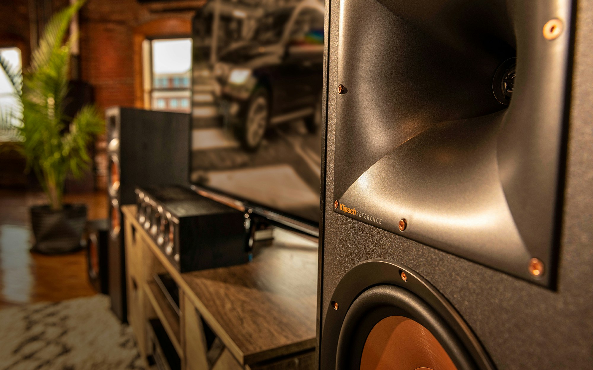Close view of the R-820F horn